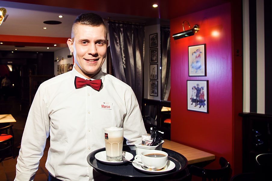 Bei uns sind Fachkräfte am Werk: Marco serviert Ihren Kaffee.