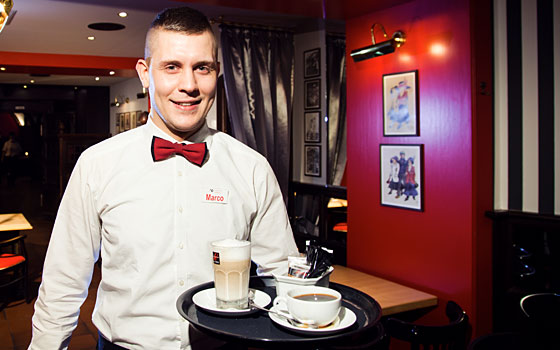 Bei uns sind Fachkräfte am Werk: Marco serviert Ihren Kaffee.