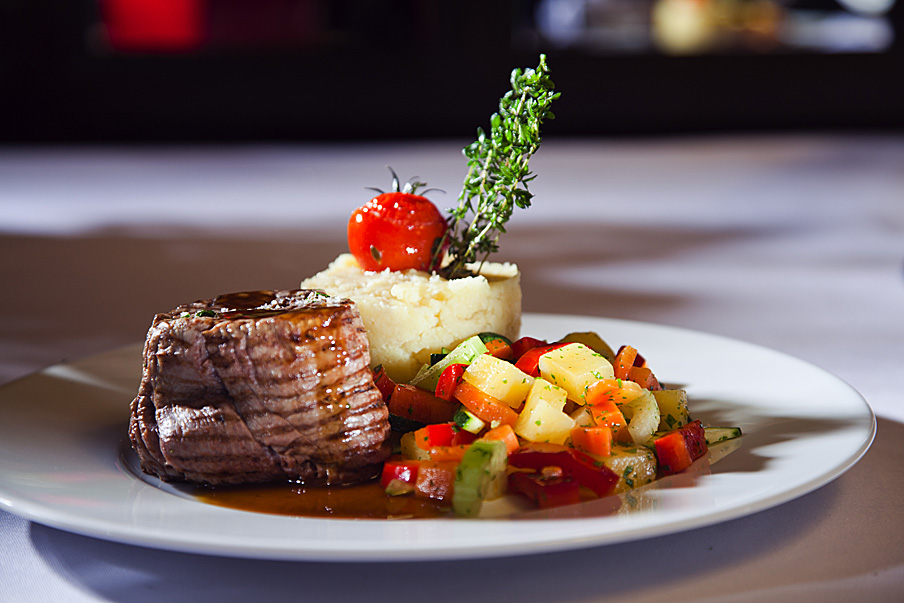 Zum Dinner: Zartes Filet vom Weiderind mit geräuchertem Kartoffelpüree und Saisongemüse