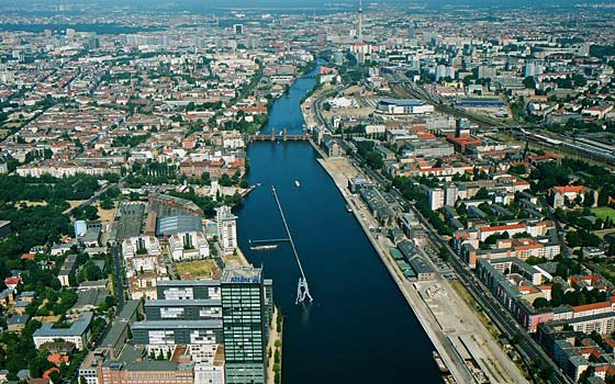 Mit dem Charter- oder Linienschiff auf dem Wasserweg aus der Berliner City zum Rathaus Köpenick