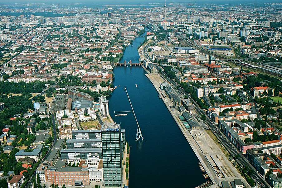 Mit dem Charter- oder Linienschiff auf dem Wasserweg aus der Berliner City zum Rathaus Köpenick